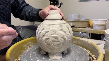 394. Trimming a Roller Texture Lidded/Covered Jar with Hsin-Chuen Lin 林新春 滾花瓷蓋罐修坯示範