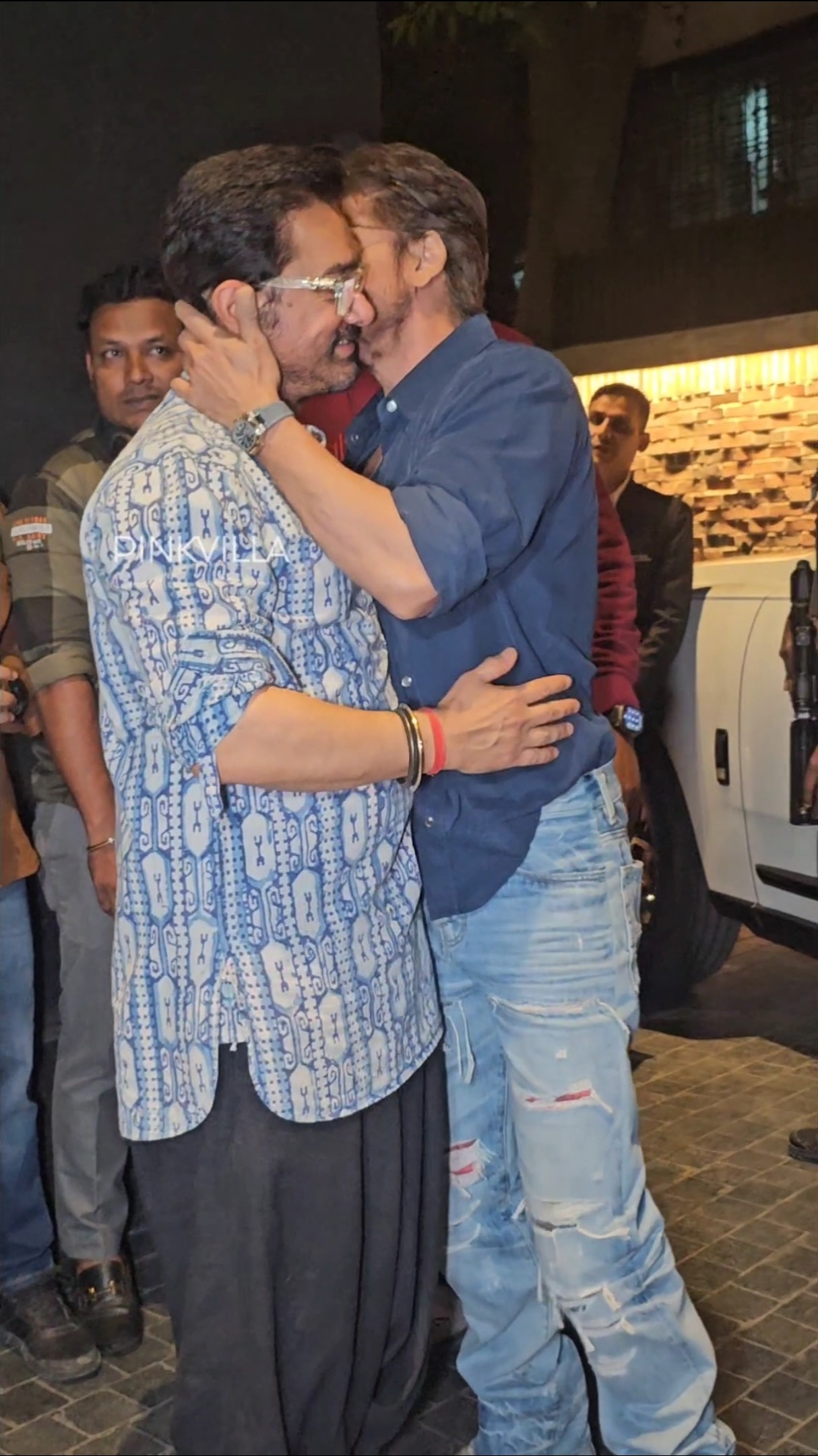 Shah Rukh Khan HUGS \u0026 KISSES Aamir Khan \u0026 Family ? | #shorts #bollywood #trending #srk