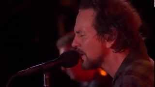 Pearl Jam covers John Lennon's "Imagine" at the  2015 Global Citizen Festival