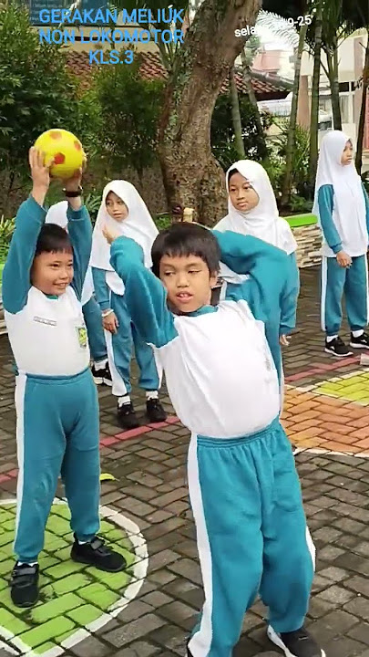 gerakan meliuk dan meneku mengunakan bola NONLOKOMOTOR kelas.3D