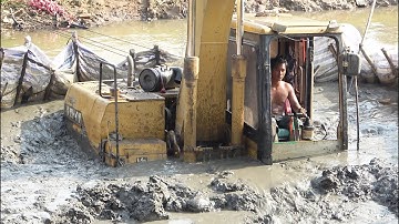 Excavator Accident Sink Underwater - Excavator Stuck in Deep Mud Recovery