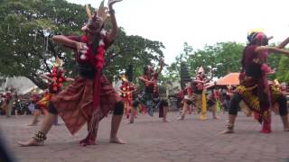 stkw : tari bapang...merah membara, lilik subari, 10 november 2015.