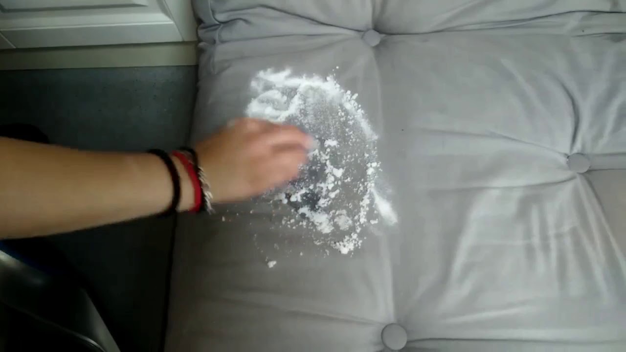 Nettoyage d'un canapé avec du bicarbonate de soude - YouTube