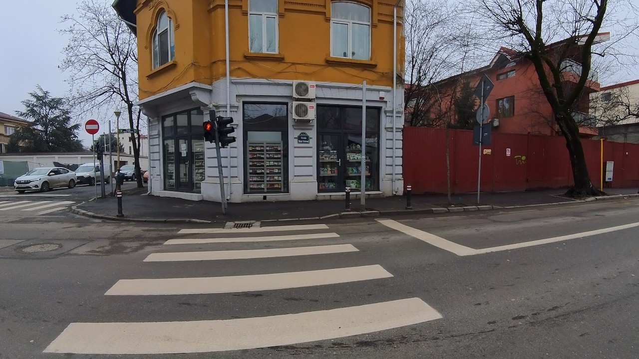 A Quiet Midday Walk Through Side Streets in Bucharest | POV City Ambience