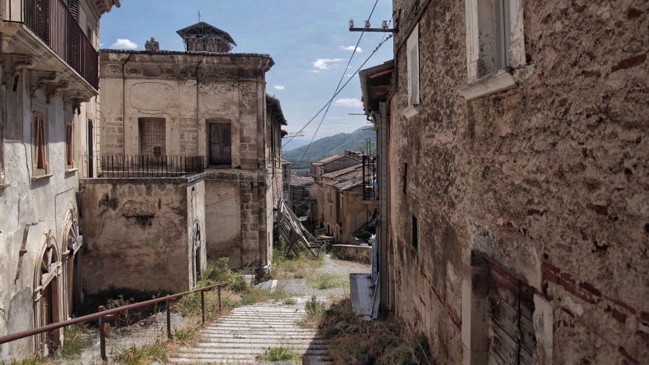 Sono fuggiti all'improvviso dal paese abbandonato che sembra uscito da un'apocalisse! | Urbex MJ