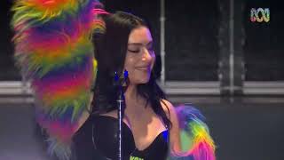 [1080p50] Charli XCX - Boys + Beg For You LIVE @ Sydney WorldPride 2023 Resimi