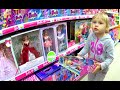 Алиса выбирает подарок для подружки Теи !! Alice chooses a gift for a friend Coach for Barbie