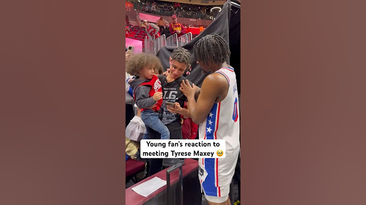 Maxey stopped to take a photo with this fan ❤️ (via @sixers)