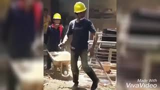 Story wa lucu 'bapak lagi enjoy joget menikmati kerjanya'