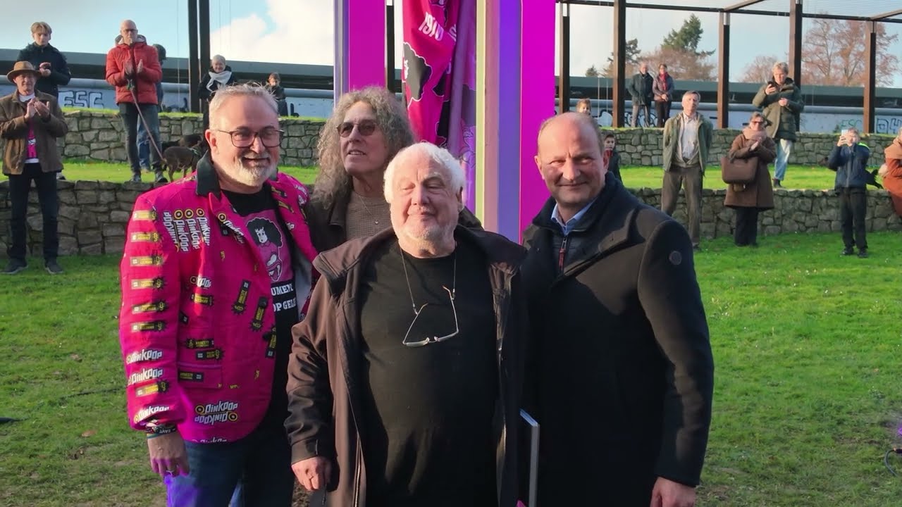 Onthulling Pinkpop monument in het Burgemeester Damenpark Geleen met Mr. Pinkpop  Jan Smeets.
