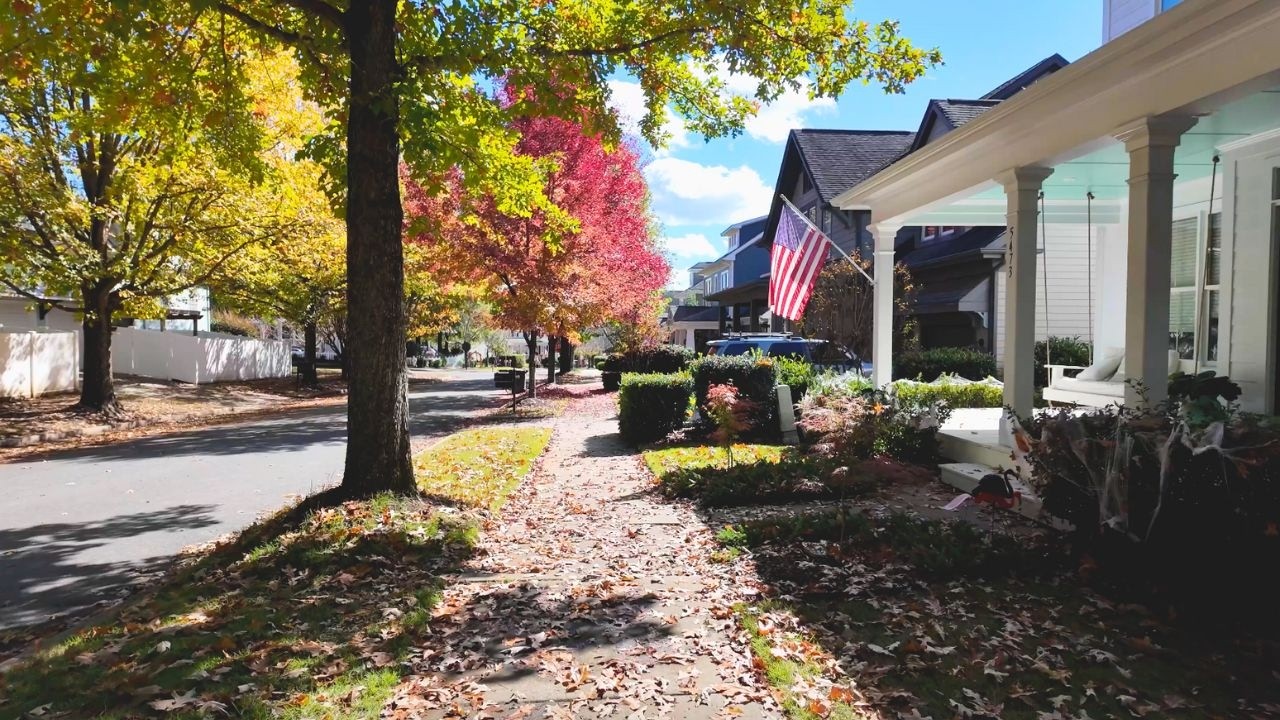 🇺🇸 Relaxing Walk Through American Neighborhoods in Fall