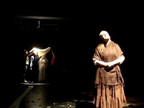 Vídeo: Drama No Telhado Do Teatro
