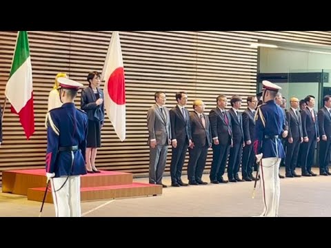 Video Mano sul cuore per la premier Takaichi durante esecuzione inno giapponese