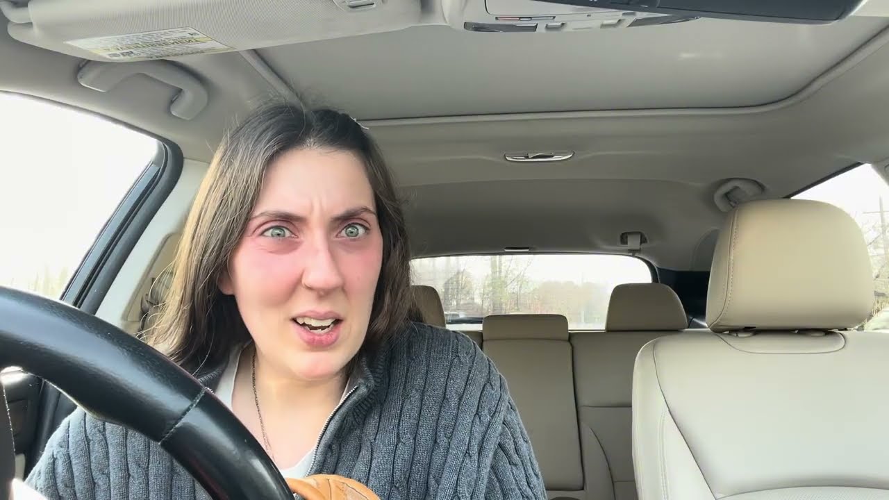 what’s in my bag !! what’s in my messy car !! 