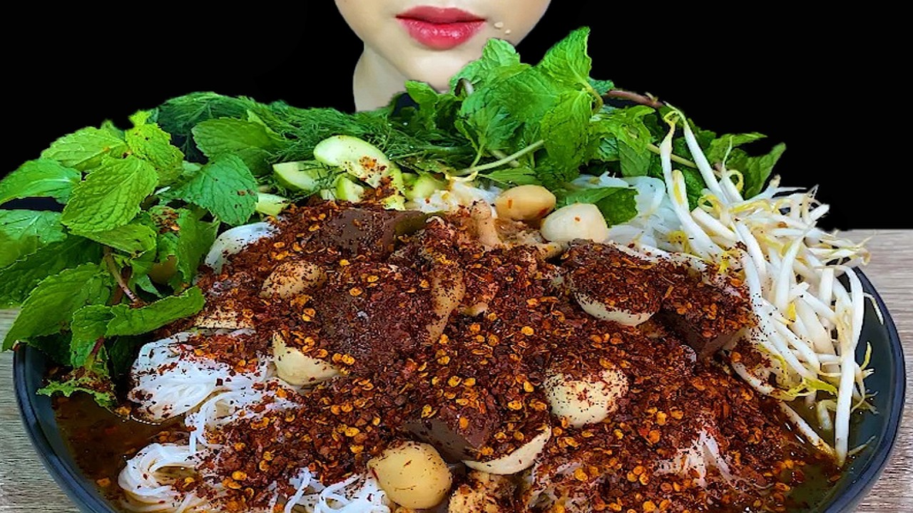 Eating Spicy Thai Food||Spicy Rice Noodles & Chicken Feet