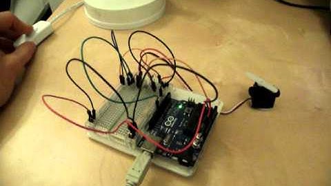 Light sensitive servo