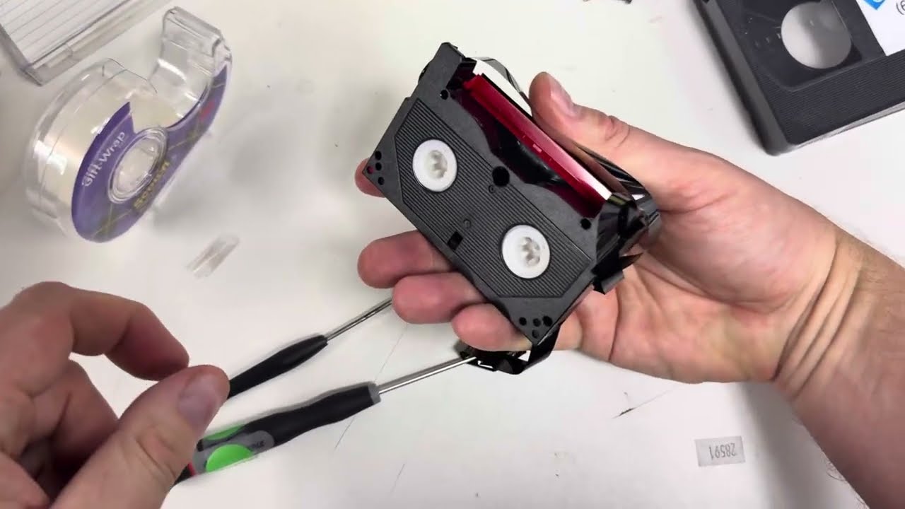 Как починить порванную видеокассету Hi8, выпавшую из корпуса видеокамеры (трюк со скотчем)