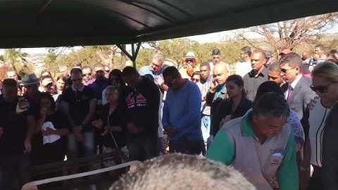 Morte em delegacia: Familiares e amigos acompanham enterro de motorista (2)