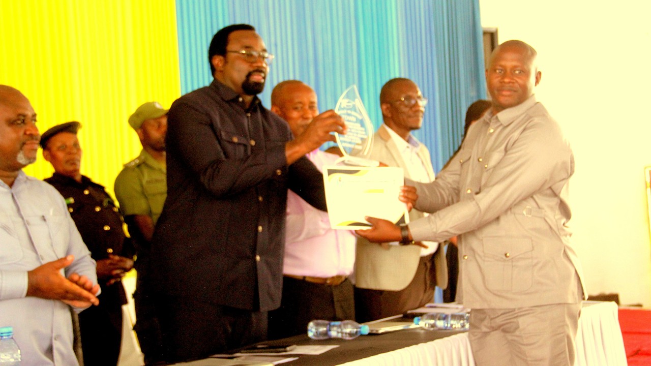 WALIMU MSINGI MANISPAA SHINYANGA WAJIZOLEA TUZO! DC MTATIRO AWAPA UJUMBE MZITO!!