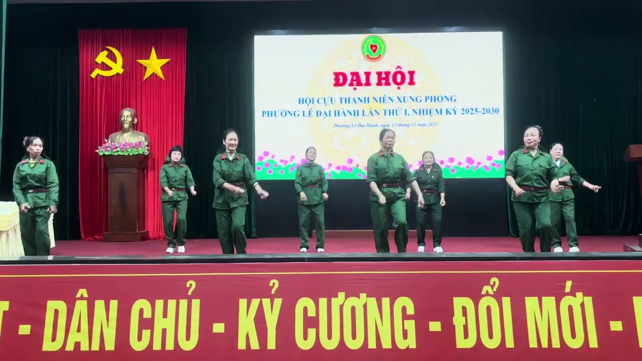 Dân vũ cô gái mở đường