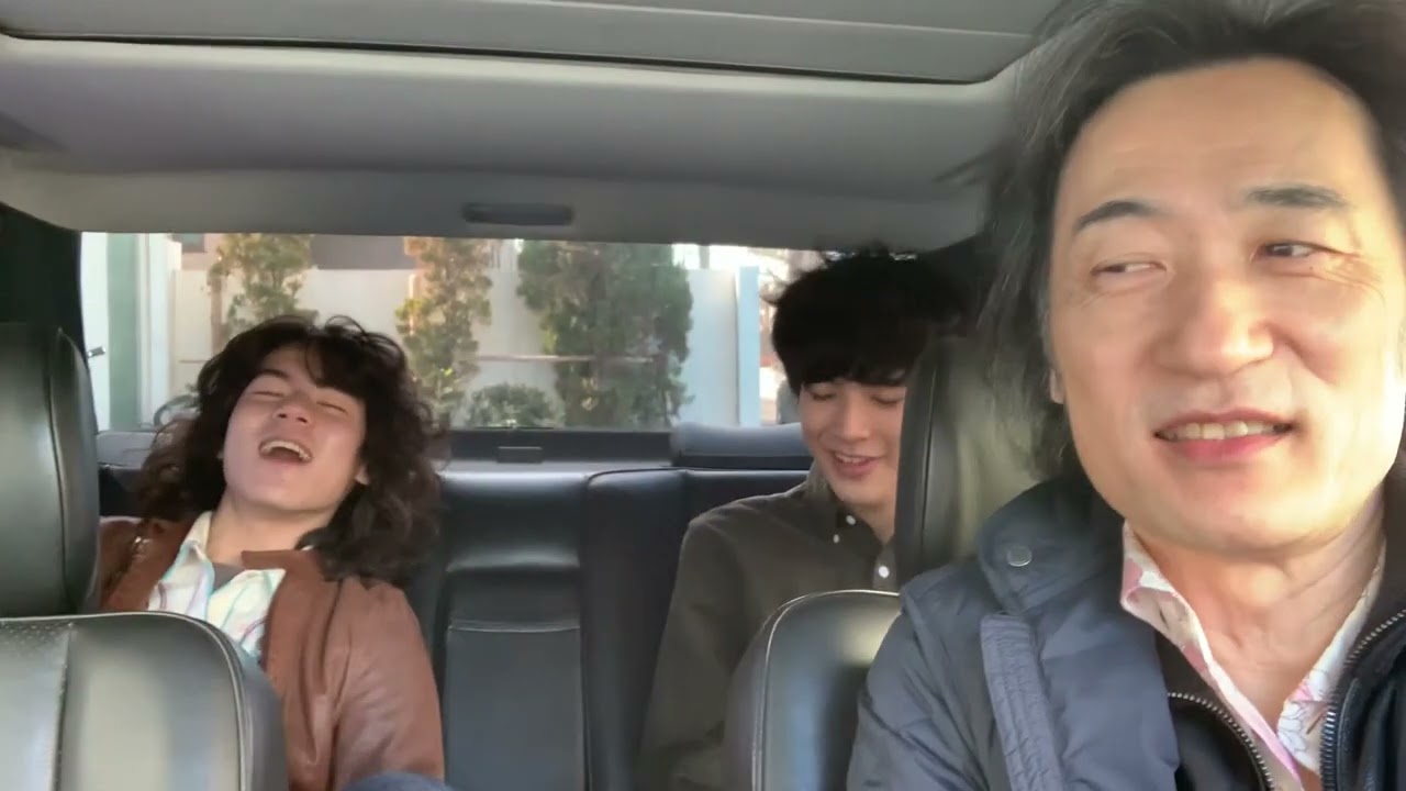車を押す少年。 maxresdefault.jpg