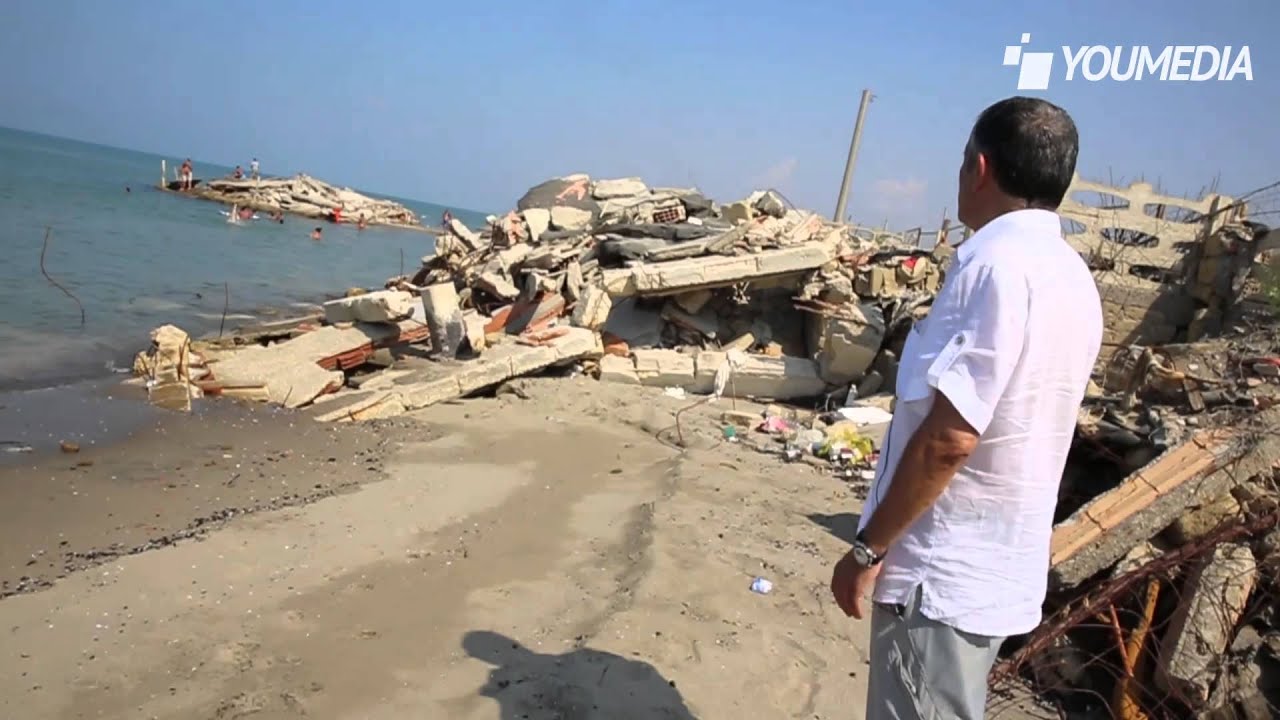 Bagnara, un chilometro di case abusive sommerse dal mare