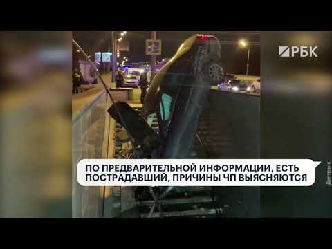 Машина каршеринга на полной скорости влетела в подземный переход в Москве