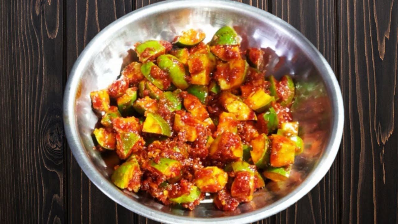 ચટપટું ઇન્સ્ટન્ટ કાચી કેરીનું અથાણું બનાવવાની સરળ રીત/keri Nu athanu recipe gujarati /mengo pickle 