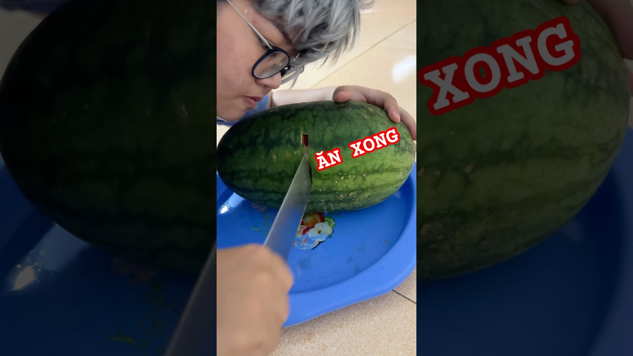 Khi mẹ tôi nói mày ăn xong hết nửa quả dưa hấu kia rồi đi học 🙏😱😱😱