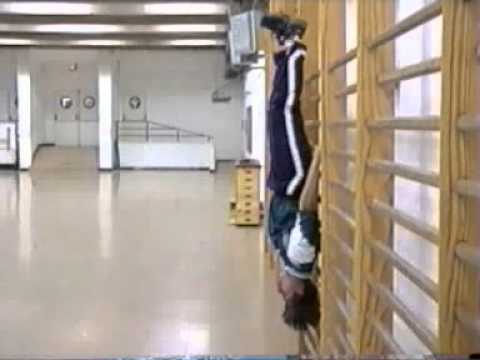 0808 Colgado invertido, desciendo piernas. - YouTube