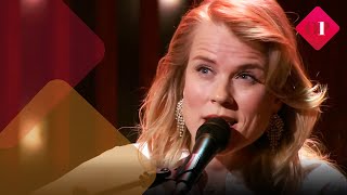 Video thumbnail of "Ilse DeLange speelt een akoestische versie van het nummer "Changes" | Op1"