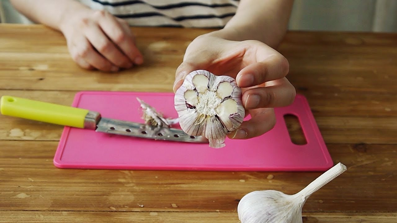 마늘 껍질 쉽게 까는 방법 : How To Peel Garlic Cloves Quickly [밥타임 하우투] - Youtube