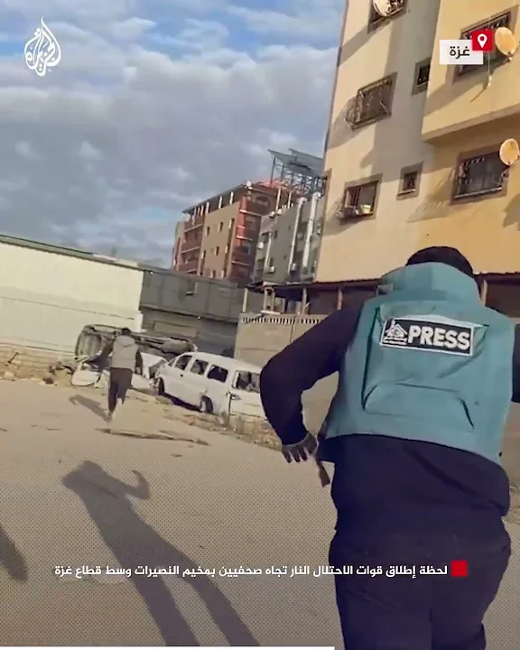 لحظة إطلاق قوات الاحتلال النار تجاه صحفيين بمخيم النصيرات وسط قطاع غزة