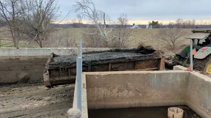 Hauling cow manure with JD 6715 knight slinger. Loading with John Deere 5300