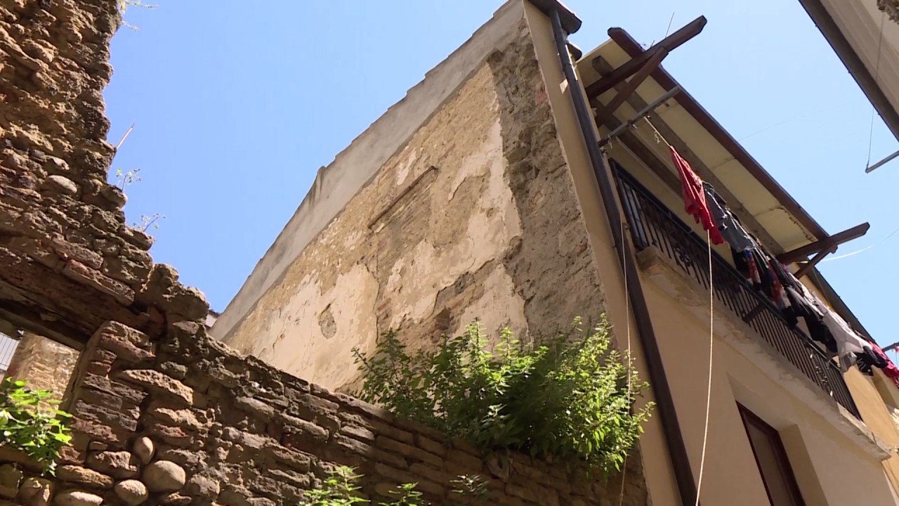 Degrado in centro storico, dopo gli scarafaggi ecco le galline