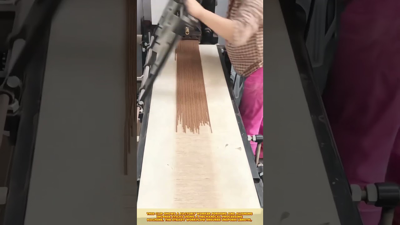 Квалифицированный рабочий выравнивает тонкие нити с помощью прецизионного обрабатывающего станка.