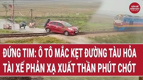 Đứng tim: Ô tô mắc kẹt đường tàu hỏa, tài xế phản xạ xuất thần phút chót