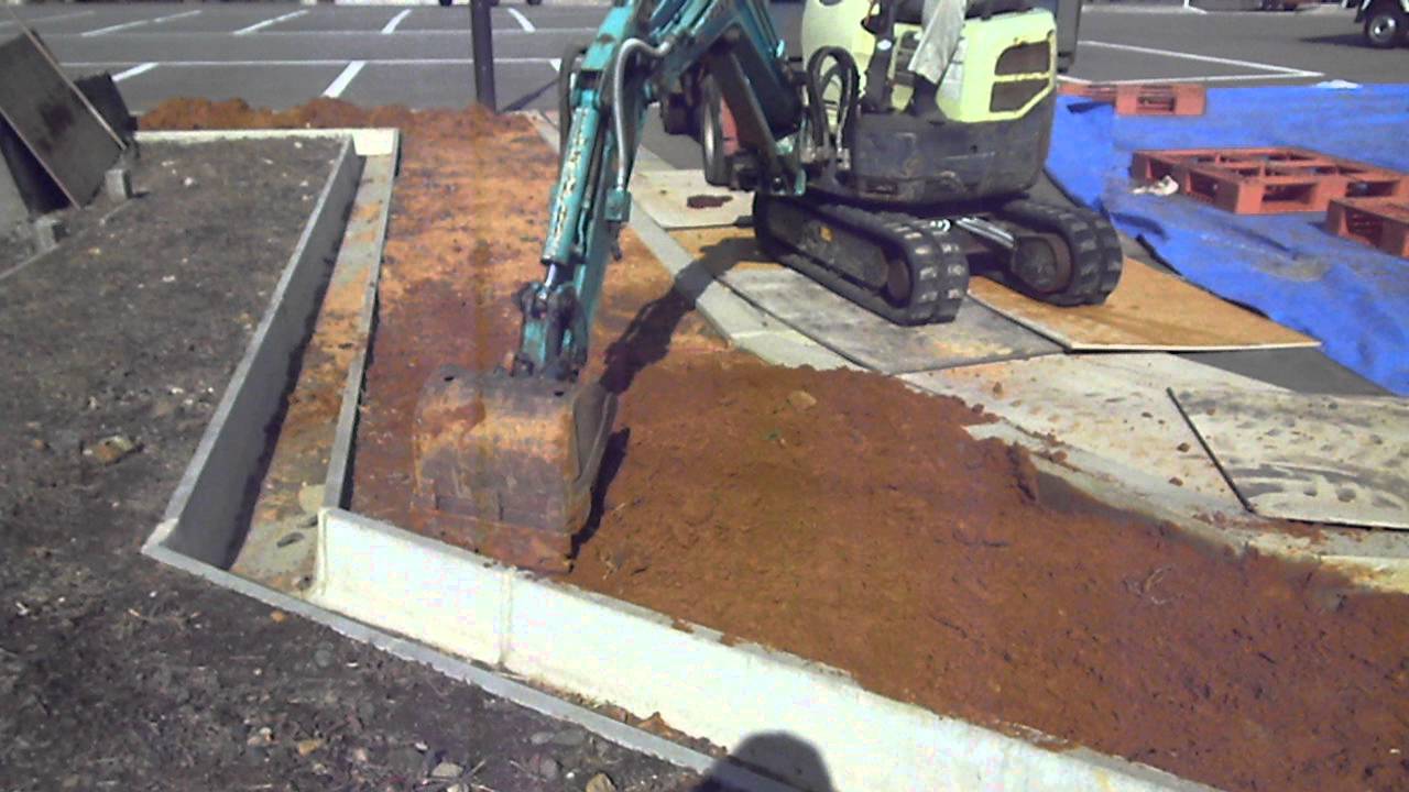 防草工事[平面マルチング工法]①すき取り - YouTube