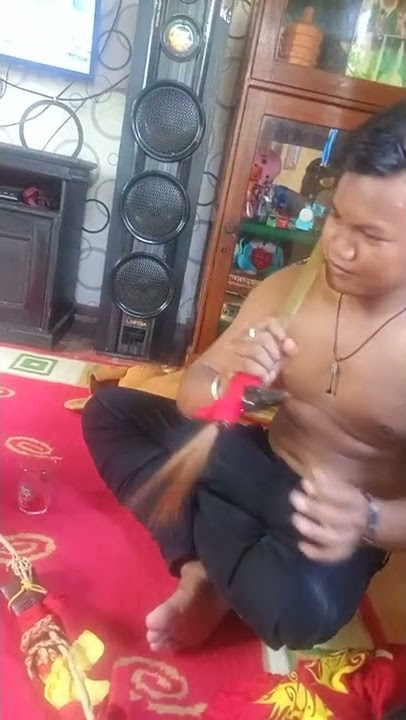 pemuda Dayak uji ilmu kebal(2)