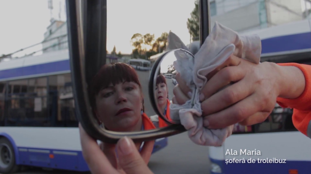 Femeia de la volanul troleibuzului