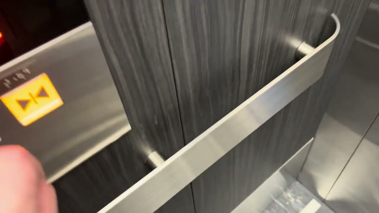 大阪府咲洲庁舎の地下駐車場行きエレベーター