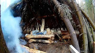 triangular bushcraft chair from logs. no talk