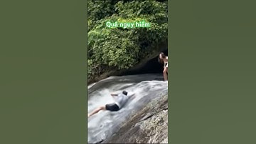 Thanh niên trượt chân ngã giữa thác nước #shorts #reels #viral #congnghevui238