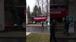 Карьерный самосвал БЕЛАЗ-75581 и комбайн ГомСельмаш GS2124