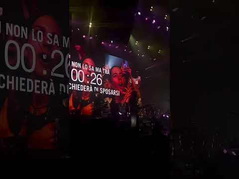 Video Alfa fa da testimone della proposta di matrimonio tra due fan al concerto di Genova il 17-10-2026