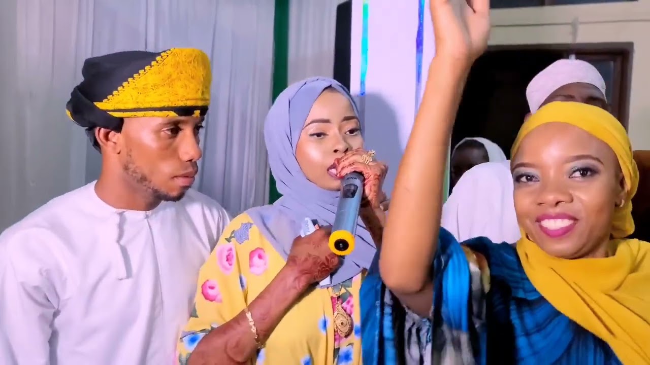 ANGALIA UKHTY ARAFA AKIMWAGA CHOZI HOLINI JUU YA MDOGO WAKE WARDA