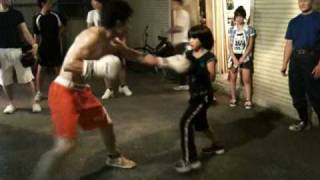 伝統空手の小学生（女の子）とマスボクシング
