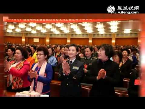宋祖英着帅气军装出席妇女大会 遭粉丝疯狂围拍