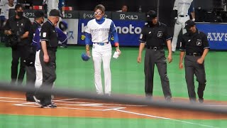 ＜2022.6.10中日戦＞目玉がくるくる回るおもしろメガネをかけてメンバー表交換に登場したBIG BOSS