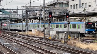 東武60000系61618編成が警笛を鳴らしながら東武大宮駅1番線に到着するシーン（2022.11.29）